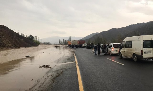 Sağanak yağış sele neden oldu, Oltu-Erzurum karayolu ulaşıma kapandı