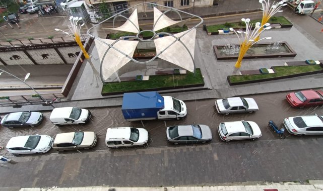 Sağanak yağışla saniyeler içerisinde caddeler göle döndü, araçlar güçlükle ilerledi