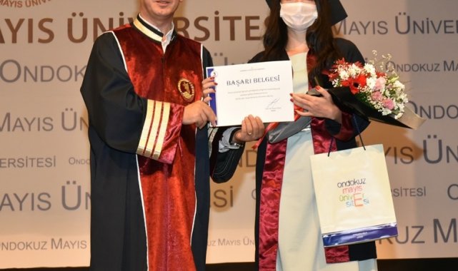 Sağlık Bilimleri Fakültesi öğrencilerinin mezuniyet sevinci