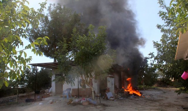 Salça yapımı için yakılan ateş garajı yaktı