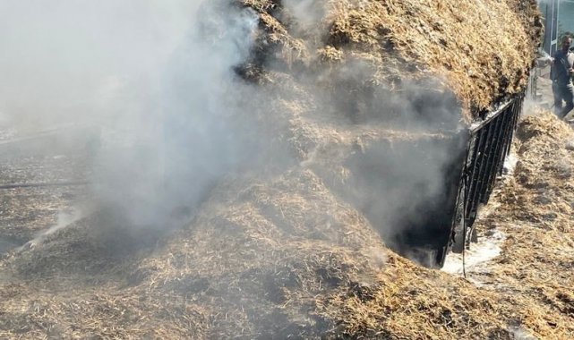 Saman yüklü kamyon alev aldı