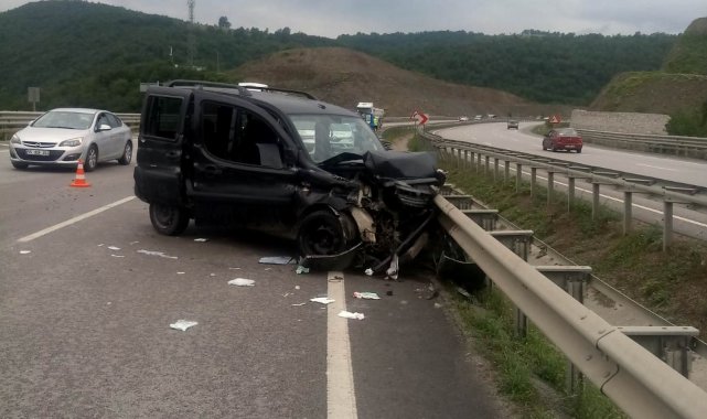 Samsun&#039;da hafif ticari araç bariyere çarptı: 5 yaralı
