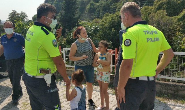 Samsun&#039;da kazada korkan çocukları trafik polisleri teselli etti