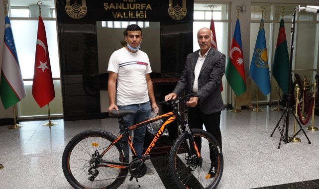 Şanlıurfa&#039;da aşı olan gençler hediyelerini alıyor