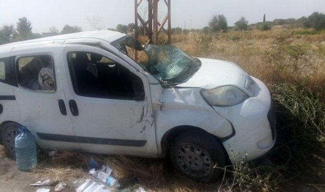 Şanlıurfa&#039;da hafif ticari araç devrildi: 2 yaralı