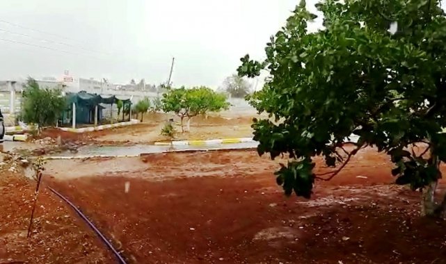Şanlıurfa&#039;da sel araçları sürükledi