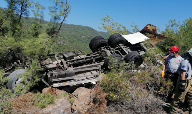 Şarampole devrilen kamyonetin sürücüsü hayatını kaybetti