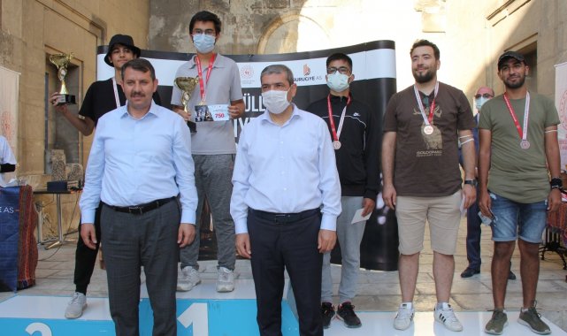 Satranç turnuvasında dereceye girenler ödüllendirildi