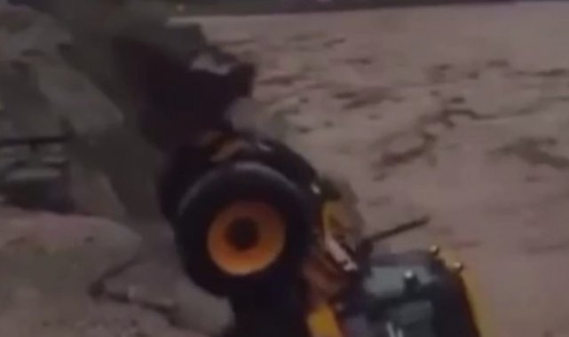 Sel suları iş makinesini böyle yuttu