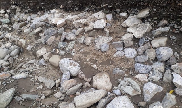 Sel sularının ortaya çıkardığı duvar kalıntısı tarihi eser heyecanı oluşturdu