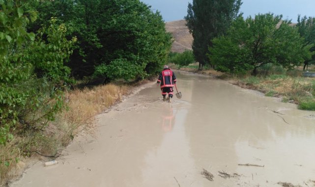 Sel yolu araç trafiğine kapattı