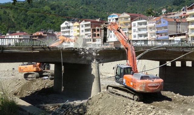 Selde hasar gören Ayancık Köprüsü&#039;nün yıkımına başlandı