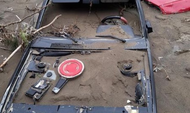 Selde kullanılamaz halde olan aracını gören genç gözyaşlarına boğuldu