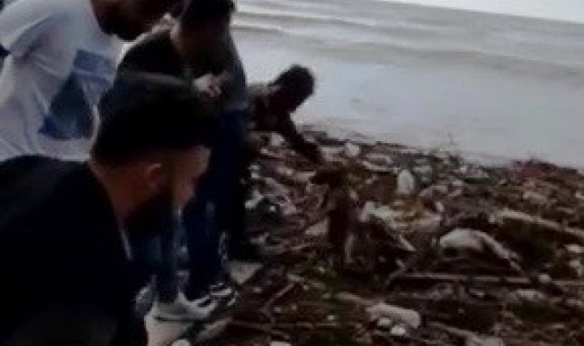 Selde mahsur kalan köpeği el ele zincir yaparak kurtardılar