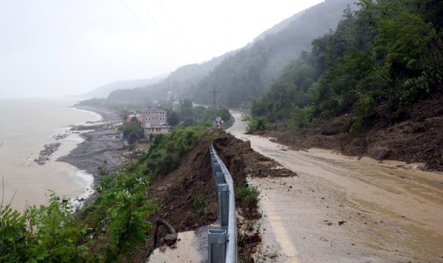 Sele teslim olan Ayancık'a yollar geçit vermiyor