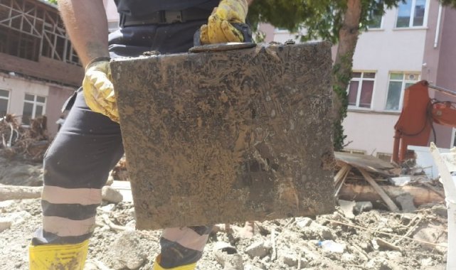 Selin vurduğu Bozkurt&#039;ta enkazından altından 1 çanta dolusu ziynet eşyası çıktı