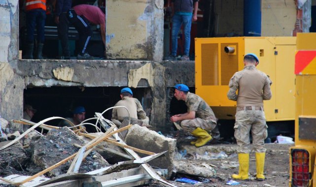 Selin yerle bir ettiği ilçede izlerin silinebilmesi için cansiparane çalışılıyor