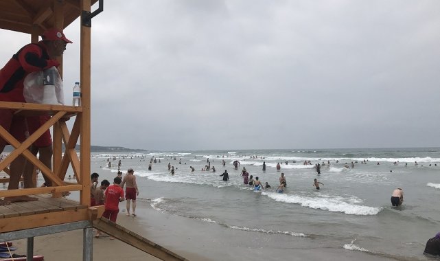 Serinlemek için denize giren 195 kişi boğulmaktan kurtarıldı