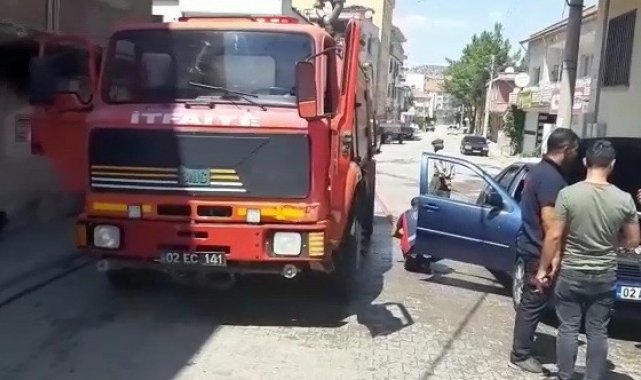 Seyir halindeki otomobil alev alarak yandı