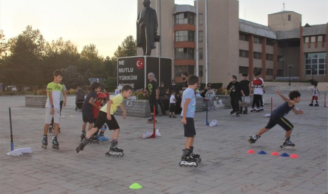 Sıcak asfaltta paten süren çocuklar kışın kayak yapmaya hazırlanıyor