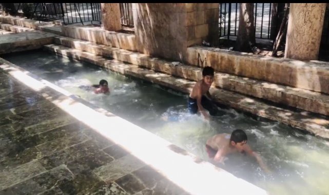 Sıcaktan bunalan çocuklar kanalda serinledi