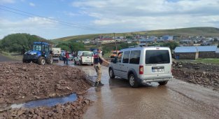 Şiddetli yağış Ardahan'da sele ve heyelana neden oldu