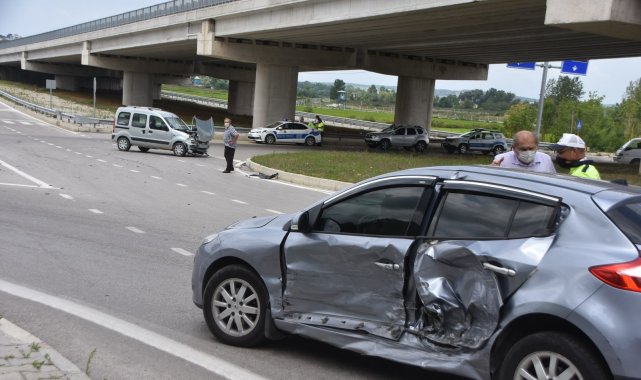 Sinop&#039;ta kavşak altında kaza: 2 yaralı