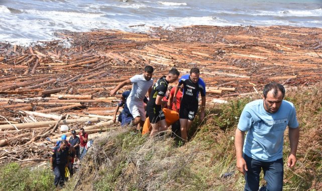 Sinop'ta tomruklarla birlikte sahile vuran ceset 9 saatte çıkarıldı