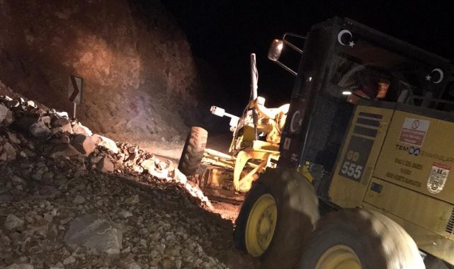 Sivas&#039;ta heyelan yol kapattı