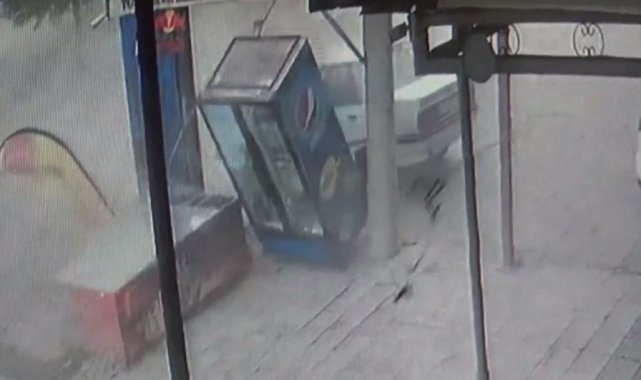 Siverek&#039;te fırtına marketin içecek dolabını devirdi