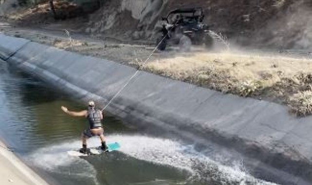 Sulama kanalında ATV ile sörf yaptı