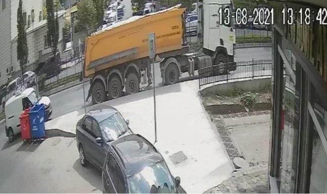 Sultangazi&#039;de cuma namazına giderken aracın altına sıkışan çocuk hayatını kaybetti