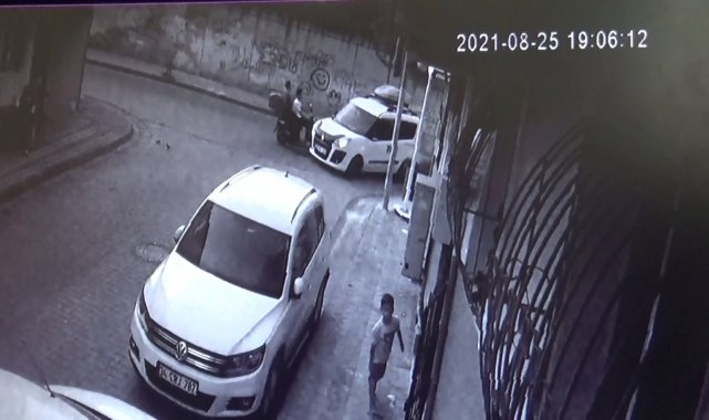 Sultangazi&#039;de otomobil ile motosiklet çarpıştı, o anlar kamerada