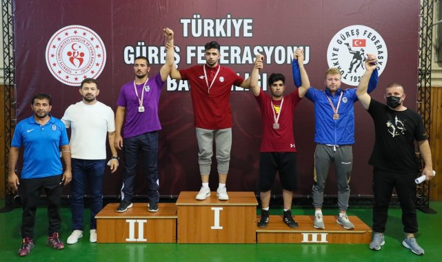 Sultangazili güreşçilerden büyük başarı: Şampiyonluk kupası geldi