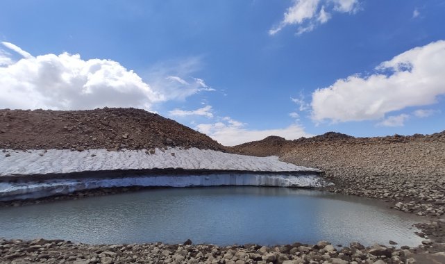 Süphan Dağı&#039;nda kar kütlesi hızla eriyor