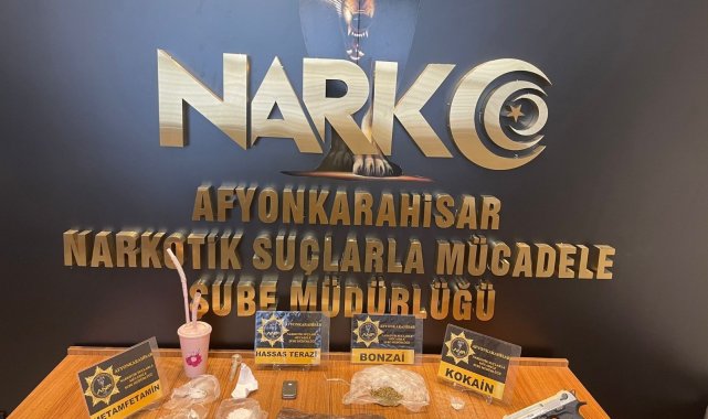 Şüphe üzerine durdurulan araçta 2 kişi uyuşturucu maddeler ile yakalandı