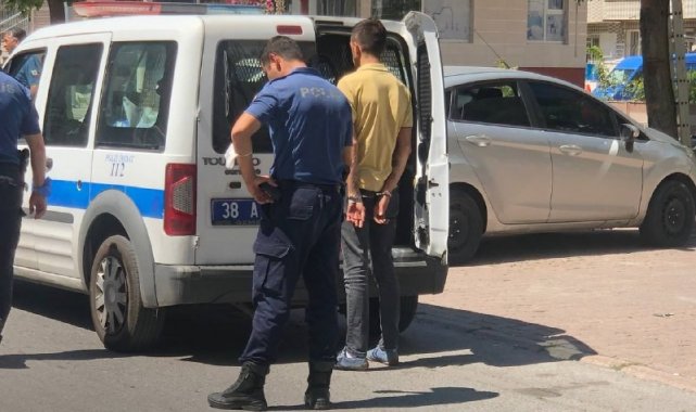 Şüpheli araçtan yürüyerek kaçmaya çalışan 3 şahıs yakalandı