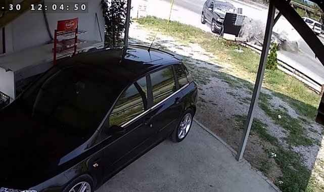 Sürücünün araçtan fırlayıp öldüğü kaza güvenlik kamerasında