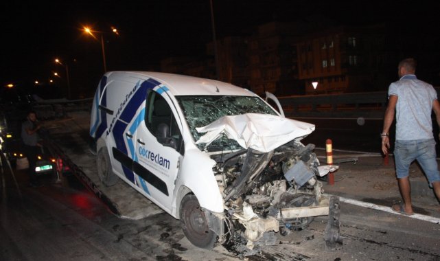 Sürücünün kararsız kalıp yön değiştirdiği araç bariyerleri yerinden söktü