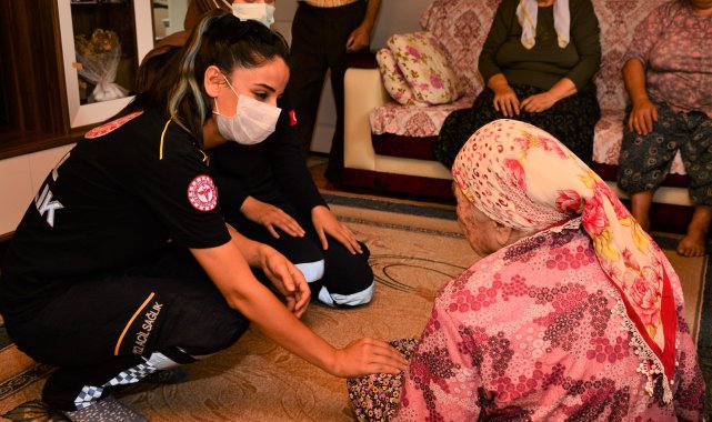 Tahliye edilen evden çıkardıkları Ayşe Nine&#039;yi görmeden dönmek istemediler