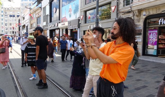 Taksim&#039;de atlı polislere yoğun ilgi
