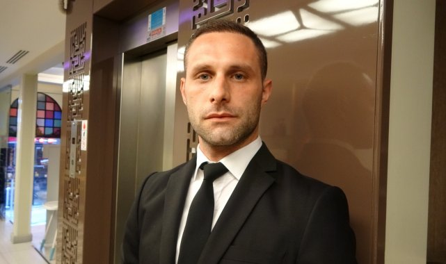 Taksim&#039;de otel çalışanının uykusunu fırsat bilen iki hırsız kamerada