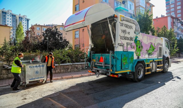 Talas&#039;ta çöp konteynerleri hem yıkanıyor hem parfümleniyor