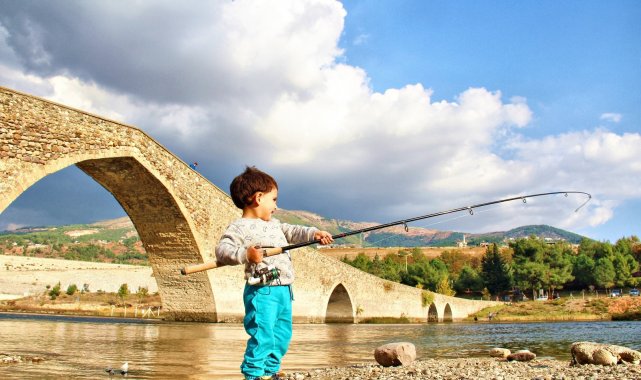 Tarihi Ceyhan Köprüsü ilgi odağı olmaya devam ediyor