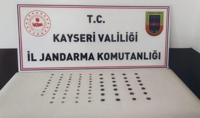 Tarihi eser kaçakçısının üzerinden 76 adet sikke çıktı