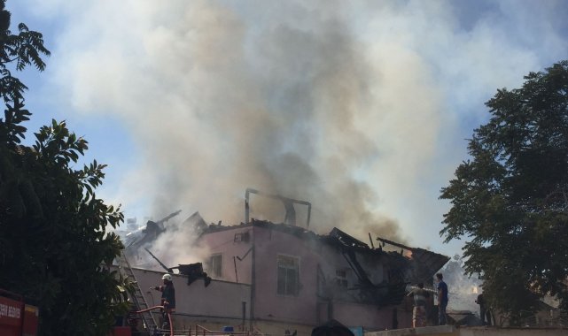 Tarsus&#039;ta tarihi evde yangın
