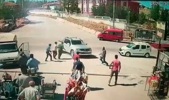 Tartıştığı akrabasına sinirlendi, arabasını üzerine sürdü