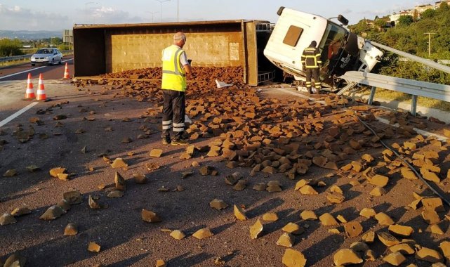 Taş yüklü tır devrildi: 2 yaralı