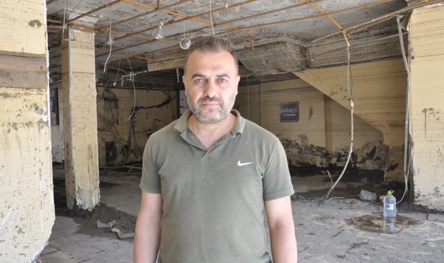 Tavanı yangın tüpüyle kırarak hem kendini hem de komşusunu kurtardı