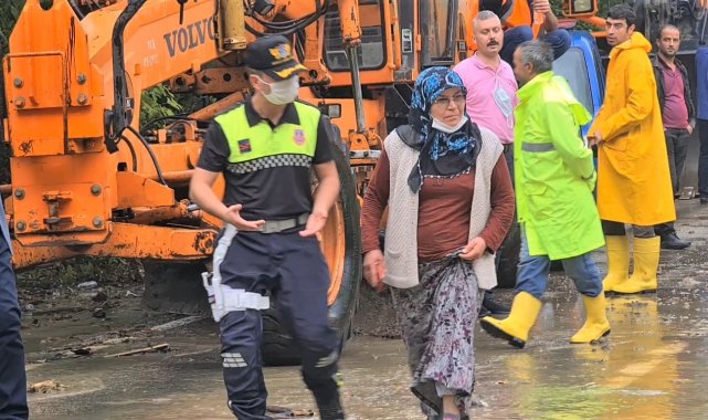 Telefonuna ulaşamadığı eşinin sele kapıldığını düşündü